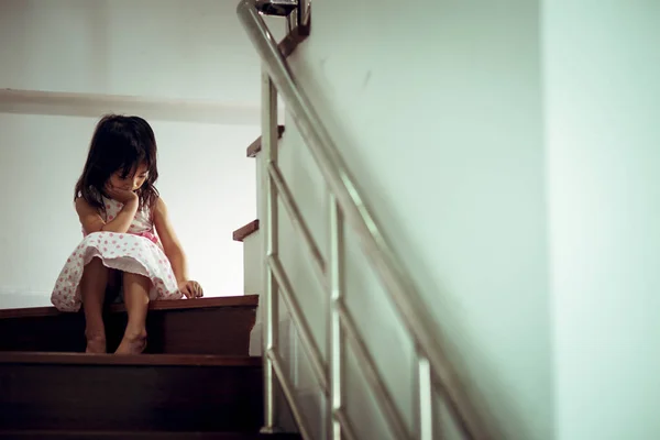 Triste criança deste pai e mãe discutindo, família negativa c — Fotografia de Stock