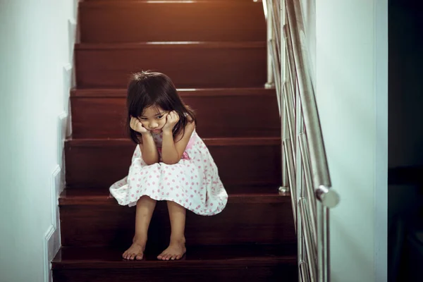 Triste criança deste pai e mãe discutindo, família negativa c — Fotografia de Stock