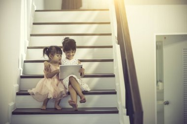 Elinde akıllı telefonlar ile neşeli çocuklar oynuyor