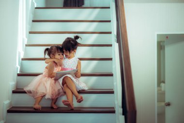 Elinde akıllı telefonlar ile neşeli çocuklar oynuyor