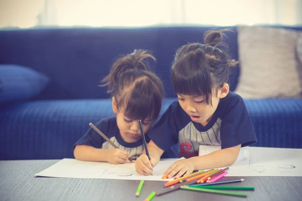 Kinder zeichnen eine Idee — Stockfoto