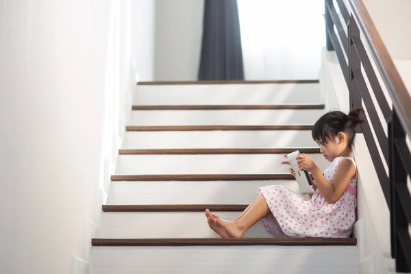 Cheerful children with smartphones in hands playing — Stock Photo, Image