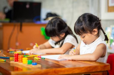 Anaokulu çocuğu çizimi ve boyası