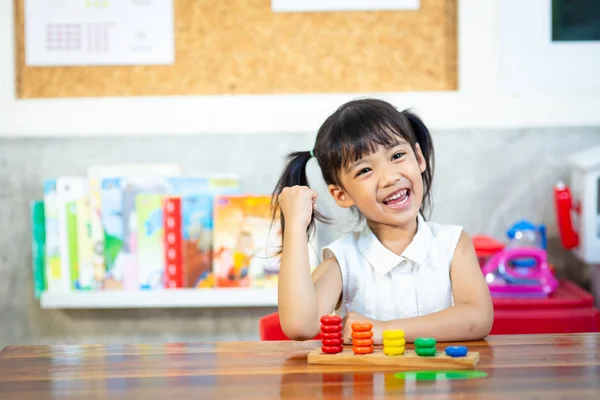 Kind kleines Mädchen spielt Holzspielzeug — Stockfoto