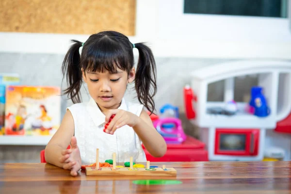 Kind kleines Mädchen spielt Holzspielzeug — Stockfoto