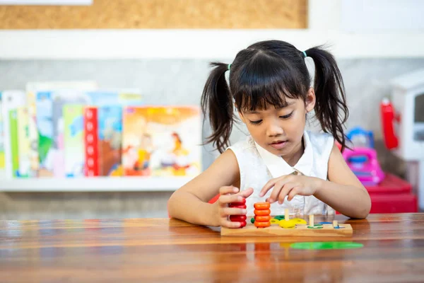Dziecko dziewczynka gra drewniane zabawki — Zdjęcie stockowe