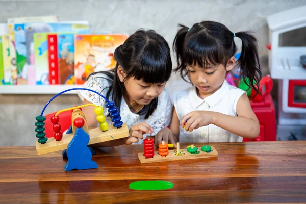 Kind kleines Mädchen spielt Holzspielzeug — Stockfoto