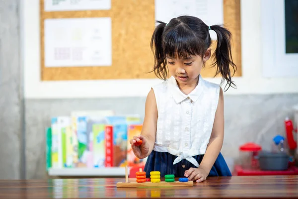 Kind kleines Mädchen spielt Holzspielzeug — Stockfoto