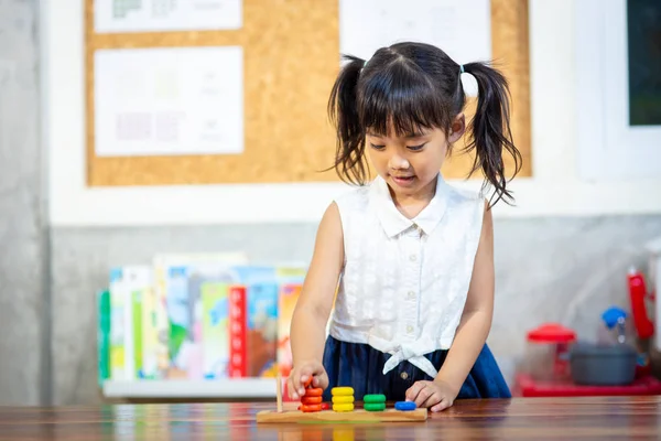 Kind kleines Mädchen spielt Holzspielzeug — Stockfoto