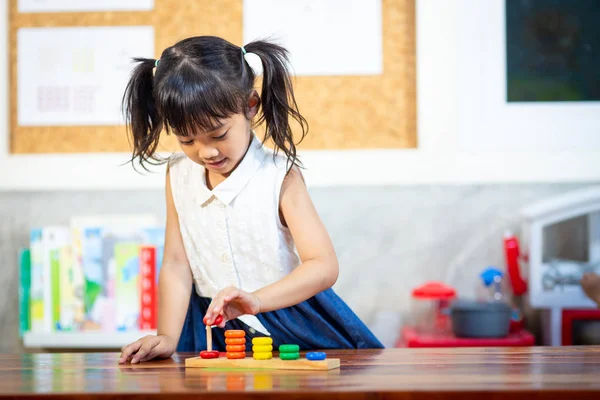 Kind kleines Mädchen spielt Holzspielzeug — Stockfoto