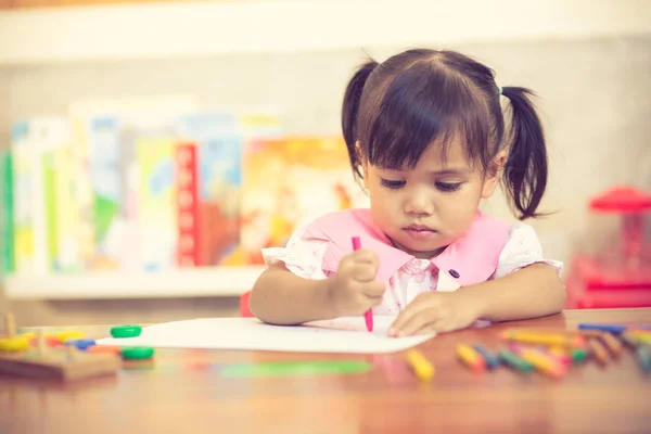 Criança pré-escolar menina desenho e coloração — Fotografia de Stock