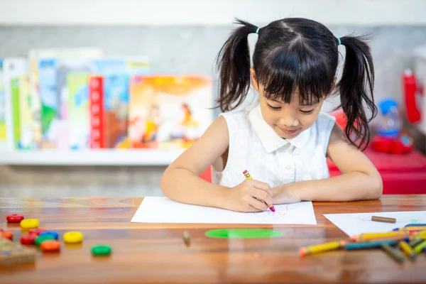 Criança pré-escolar menina desenho e coloração — Fotografia de Stock