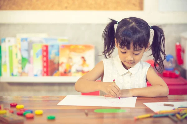 Criança pré-escolar menina desenho e coloração — Fotografia de Stock