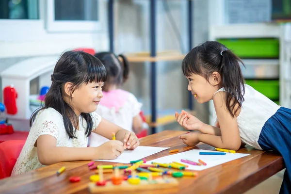 Criança pré-escolar menina desenho e coloração — Fotografia de Stock