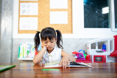 Sayfa okuma dersine bakan öğrencilerin portresi