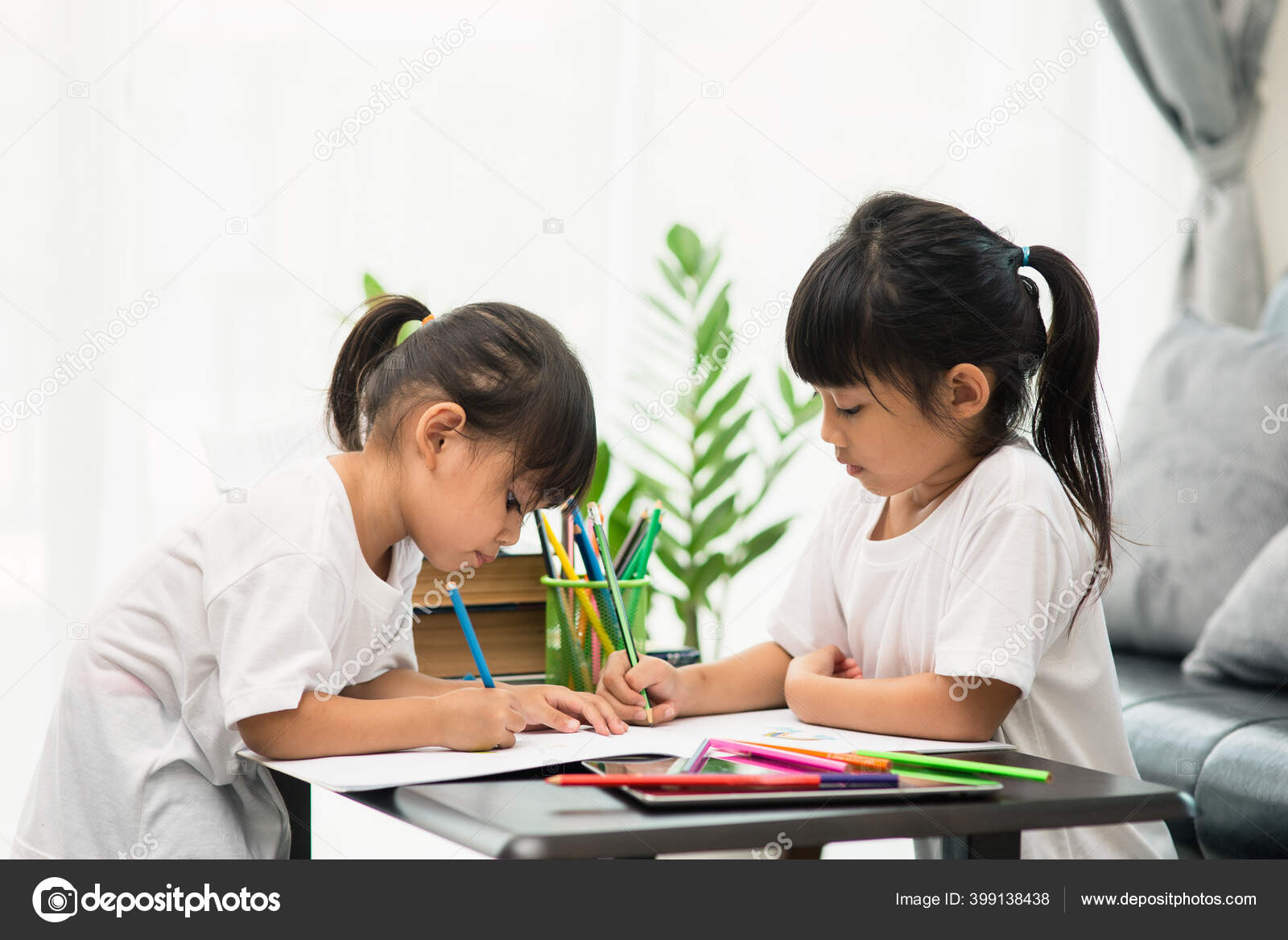 Covid 19コロナウイルスと家庭からの学習 家庭の学校の子供の概念 小さな子供たちはラップトップで自宅からオンライン学習を勉強します ストック写真 C Ramirezom Covid 19コロナウイルスと家庭からの学習 家庭の学校の子供の概念 小さな子供たちはラップトップで自宅からオンライン学習を勉強します ストック写真 C Ramirezom