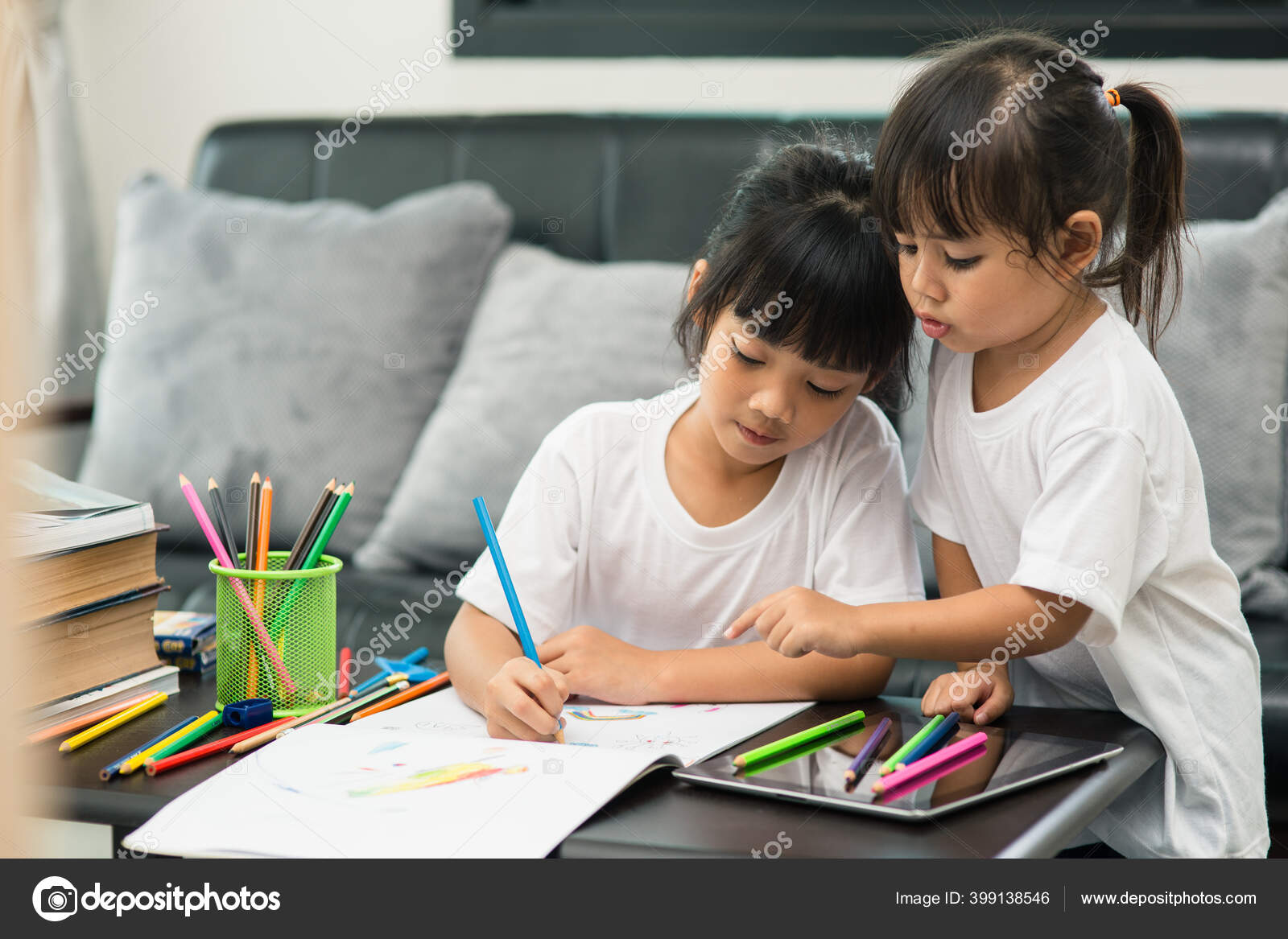 Covid 19コロナウイルスと家庭からの学習 家庭の学校の子供の概念 小さな子供たちはラップトップで自宅からオンライン学習を勉強します ストック写真 C Ramirezom Covid 19コロナウイルスと家庭からの学習 家庭の学校の子供の概念 小さな子供たちはラップトップで自宅からオンライン学習を勉強します ストック写真 C Ramirezom