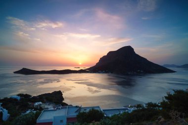 Günbatımı üzerinde Telendos, Kalimnos Adası, Yunanistan.
