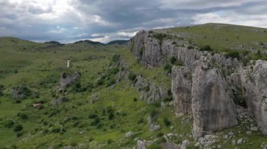 Colle Dell 'Orso' nun Kireçtaşı Uçurumu 'nun havadan görünüşü, Frosolone, Isernia, İtalya