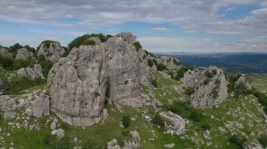Colle Dell 'Orso' nun, Frosolone, Isernia, İtalya yakınlarındaki kireçtaşı uçurumunun yakın görüntüsü.