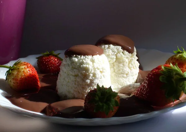 Naturlig Ostost Dessert Med Mörk Choklad Och Färska Jordgubbar Vit — Stockfoto