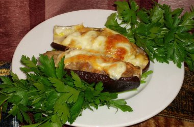 fırında pişmiş patlıcan dolması iki yarısı