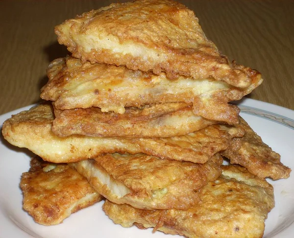 beyaz bir tabakta bir leezon kızartılmış taze balık fileto yakın çekim