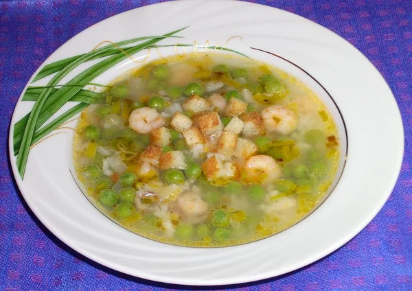 Sopa Apetitosa Com Salmão Camarão Ervilhas Verdes Croutons — Fotografia de Stock