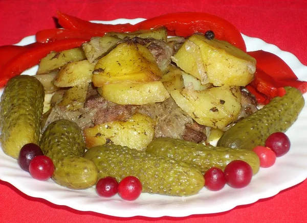 Vlees Met Aardappelen Paprika Augurken Veenbessen — Stockfoto