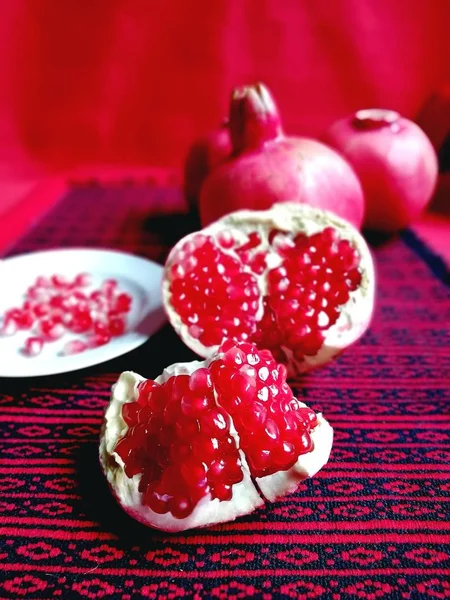 Teile Eines Roten Granatapfels Auf Rotem Hintergrund Nahaufnahme Verschwommener Hintergrund — Stockfoto