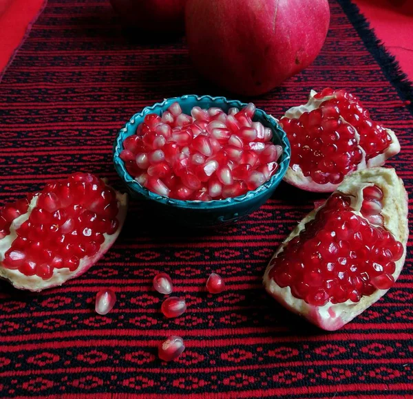 Vörös Gránátalma Részei Vörös Alapon Közelkép Homályos Háttér — Stock Fotó