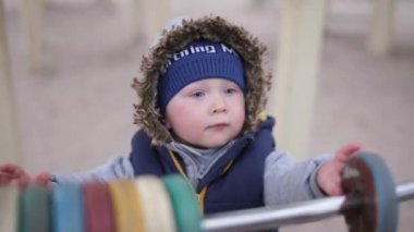 mavi gözlü çocuk bir oyun alanında abaküs hareket