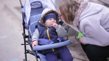 Bebek arabasındaki bir çocuk kurabiye yer.