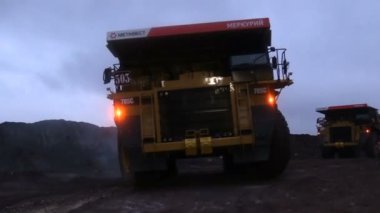 Dev bir damperli kamyon ön plana çıkıyor..