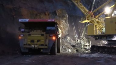  Dev bir damperli kamyon dredge yakınında çizme üzerinde.