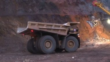 Büyük kamyon ekskavatör, demir cevheri yaklaşıyor.