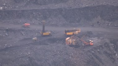 Taş ocağında demir cevheri madenciliği.