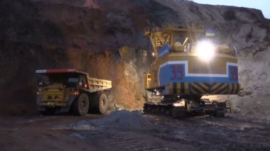 Ekskavatör demir cevheri yüklüyor.