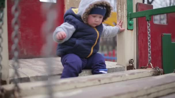 Niño Está Sentado Una Colina Preparándose Para Descenso Marco Termina — Vídeo de stock