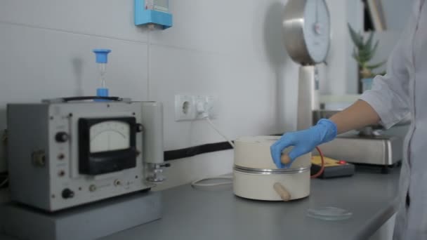 Mujer Laboratorio Comprueba Calidad Los Productos Cámara Mueve Dolly Izquierda — Vídeo de stock