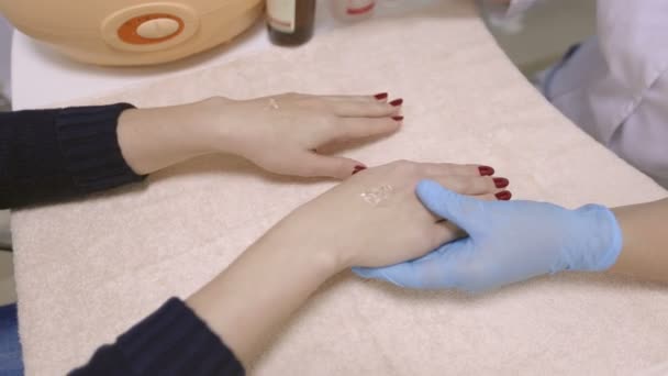 Einem Schönheitssalon Erhält Eine Frau Eine Massage Ihrer Hände Und — Stockvideo
