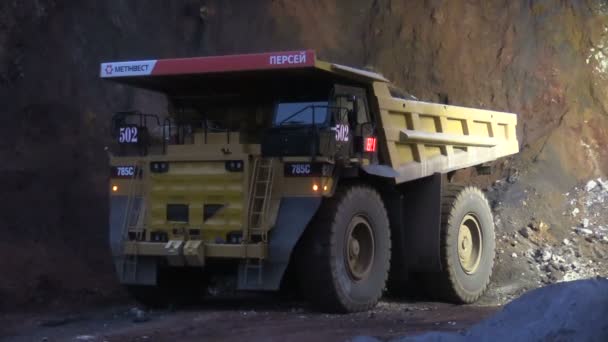 Camión Volquete Gigante Cargando Mineral Hierro — Vídeo de stock