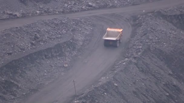 Enorme Dump Truck Bewegen Een Carrière — Stockvideo