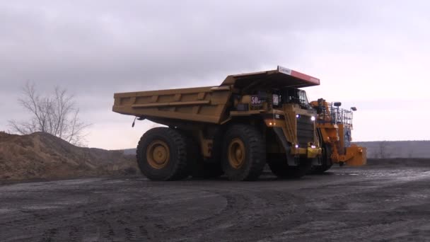 Enorme Dump Truck Uit Downloaden — Stockvideo