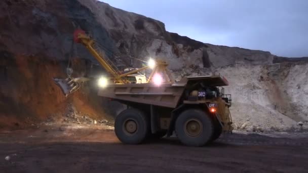 大型卡车接近挖掘机 铁矿石 — 图库视频影像