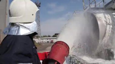 Close. İtfaiyeci petrol ürünleri ile bir tank yangın söndürdü