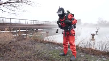 Kırmızı dalış ekipmanları profesyonel dalgıç.