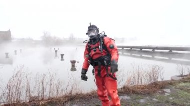 Geniş çekim. Kırmızı dalış ekipmanları profesyonel dalgıç dalış hazırlar