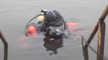 Profesyonel dalgıç su altında sular altında.