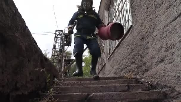 Firefighters Gas Masks Descend Smoky Room — Stock Video